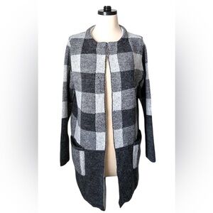 Elegant Women's Plaid Cape in Gray and Cream